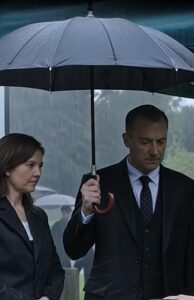 Panna młoda nie pobiegła na cmentarz, żeby się pożegnać. Pobiegła, bo mężczyzna w trumnie nie mógł być martwy.
