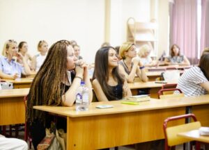 Biedny chłopiec z dredami był wyśmiewany i wyśmiewany przez swoich kolegów z klasy, ale dwa dni później rektor przyszedł do klasy i publicznie mu podziękował — a gdy wszyscy dowiedzieli się, dlaczego i kim naprawdę był ten chłopiec, w klasie zapadła cisza, a wszyscy spojrzeli w dół ze wstydem