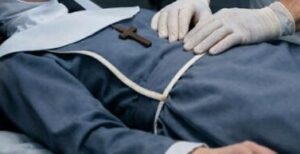 Do miejskiej kostnicy przywieziono ciało martwej zakonnicy, lecz w chwili, gdy pracownicy unieśli jej habit, ich oczom ukazał się napis, który zmroził krew w żyłach : „Nie przeprowadzać sekcji”. To, co mieli odkryć, nie było ani cudem, ani przypadkiem… lecz koszmarem zdolnym pogrążyć w ruinie cały klasztor.