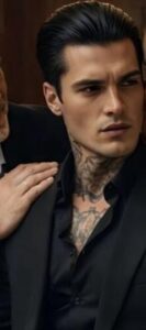 „Zajrzyj pod stół” – szepnęła kelnerka do szefa mafii, który siedział sam... A to, co wydarzyło się później, zszokowało wszystkich.