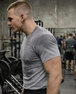 Na siłowni młody sportowiec postanowił zakpić ze starszego sprzątacza i upokorzyć go na oczach wszystkich. Nie miał jednak najmniejszego pojęcia, jak bardzo ten jeden gest odmieni jego własne życie.