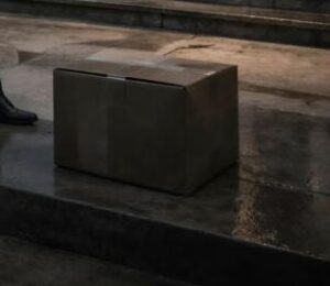 Moja córka zażądała ode mnie pół miliona, by spłacić długi swojego męża. Dała mi czas do południa. Jednak rano zostawiłem na werandzie jedynie zamknięte pudełko — a kiedy je otworzyła, zamiast pieniędzy zobaczyła coś, co sprawiło, że krzyk wyrwał się z jej gardła.