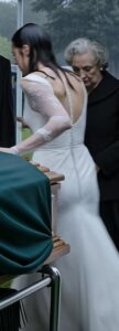 Panna młoda nie pobiegła na cmentarz, żeby się pożegnać. Pobiegła, bo mężczyzna w trumnie nie mógł być martwy.