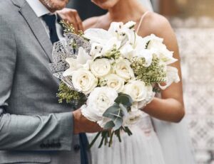 Podczas ceremonii ślubnej, gdy panna młoda szła do ołtarza, pan młody usłyszał dziwny szept, gwałtownie się odwrócił, zobaczył go i nagle rozpłakał się