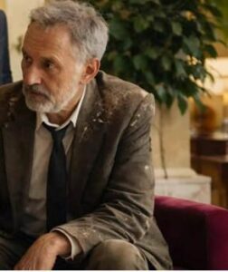 Kierownik hotelu zwolnił recepcjonistkę tylko dlatego, że pozwoliła bezdomnemu usiąść na sofie VIP i postawiła mu lunch; ale żadne z nich nie miało pojęcia, kim był ten mężczyzna