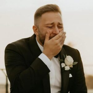 Podczas ceremonii ślubnej, gdy panna młoda szła do ołtarza, pan młody usłyszał dziwny szept, gwałtownie się odwrócił, zobaczył go i nagle rozpłakał się