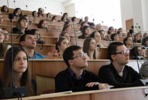 Biedny chłopiec z dredami był wyśmiewany i wyśmiewany przez swoich kolegów z klasy, ale dwa dni później rektor przyszedł do klasy i publicznie mu podziękował — a gdy wszyscy dowiedzieli się, dlaczego i kim naprawdę był ten chłopiec, w klasie zapadła cisza, a wszyscy spojrzeli w dół ze wstydem