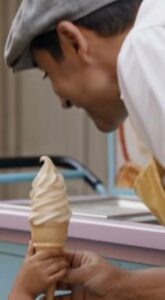 Dziewczyna zatrzymała się przed wózkiem. Młody sprzedawca natychmiast zauważył jej spojrzenie. Podał jej lody, które były prezentem. „Pewnego dnia” – wyszeptała – „oddam ci je”.