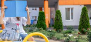 Wszyscy w elitarnej akademii śmiali się z syna milionera, nazywając go „robotem”. Tylko jedna dziewczyna miała odwagę stanąć w jego obronie. Nikt wtedy nie przypuszczał, że jej babcia odkryje prawdę, która wstrząśnie całym miastem…