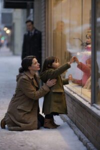 "Mamo, patrz, ona jest taka piękna, chciałabym taką na urodziny." "Kochana" - powiedziała cicho mama - "nie mogę ci kupić Barbie na urodziny w tym roku, bardzo mi przykro."Kilka metrów dalej mężczyzna powoli się zbliżył, a to, co powiedział i zrobił, całkowicie ją sparaliżowało.