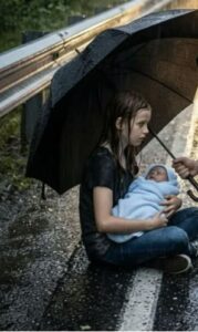 Tej milioner zatrzymał swój samochód, gdy zobaczył małą dziewczynkę płaczącą w deszczu — ale to, co trzymała w dłoniach, zmieniło wszystko
