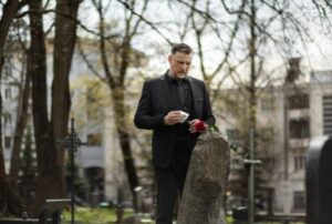 Przez przyciemnione szkło krematorium Ethan dostrzegł delikatne drżenie pod białym materiałem okrywającym ciało jego żony.