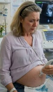 Lekarz milczał przez dłuższą chwilę, wpatrując się w ekran, a potem nagle zapytał: „Powiedz mi szczerze… czy miałaś wielu mężczyzn?”. To pytanie natychmiast wywróciło życie naszej rodziny do góry nogami…