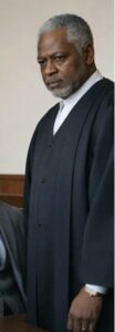 Płaciła za jego studia medyczne przez sześć lat. A potem on zażądał rozwodu jak zwycięzca — dopóki sędzia nie otworzył jej koperty. W tej chwili jej mąż pobladł: najciekawsza część dopiero się zaczynała…