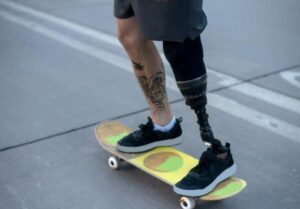 Wszyscy w elitarnej akademii śmiali się z syna milionera, nazywając go „robotem”. Tylko jedna dziewczyna miała odwagę stanąć w jego obronie. Nikt wtedy nie przypuszczał, że jej babcia odkryje prawdę, która wstrząśnie całym miastem…