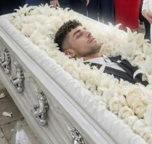 Mój mąż leżał w trumnie już od kilku godzin, kiedy teściowa zażądała kluczy do domu. „Pakuj swoje rzeczy, inkubatorze” – syknęła, rzucając ten cholerny test na ojcostwo na trumnę.