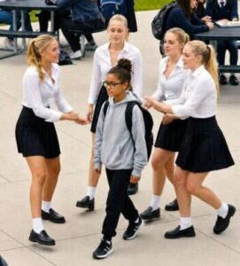 Dziewczyna, którą wszyscy ignorowali — aż do chwili, gdy przestała być „łatwą ofiarą”