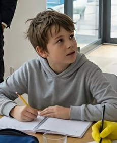 Syn milionera jest najgorszym uczniem w szkole, dopóki jego gosposia nie wyjawi mu szokującego sekretu.