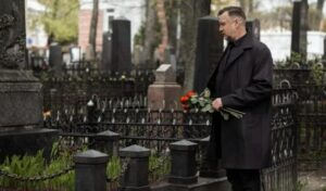 Przez przyciemnione szkło krematorium Ethan dostrzegł delikatne drżenie pod białym materiałem okrywającym ciało jego żony.