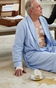 Wróciłam do domu i zastałam rannego ojca czołgającego się po podłodze... Wtedy macocha zdała sobie sprawę, że nie jestem już bezbronną córką. Wróciłam akurat w porę, by zobaczyć rannego ojca czołgającego się po marmurowej podłodze, a macocha się z niego śmiała.