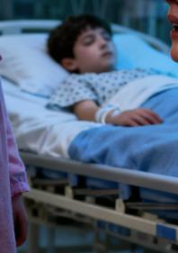 Mój syn zapadł w śpiączkę po wypadku, a lekarz przekazał nam beznadziejną diagnozę. Mój mąż milcząco opuścił salę, zostawiając mnie samą. Wtedy nasza sześcioletnia córka szarpnęła mnie za rękaw i wyszeptała:
