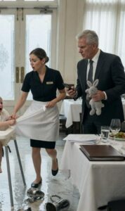 Milcząca córka miliardera chwyciła mnie obiema rękami za fartuch i krzyknęła: „Mamo!” na środku restauracji, gdzie kazano mi nie patrzeć jej ojcu w oczy – a jej zabawka wyjawiła prawdę.