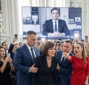 Mój mąż leżał w trumnie już od kilku godzin, kiedy teściowa zażądała kluczy do domu. „Pakuj swoje rzeczy, inkubatorze” – syknęła, rzucając ten cholerny test na ojcostwo na trumnę.