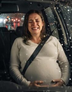 Pewna kobieta w ciąży spała każdej nocy obok swojego ogromnego węża, który zawsze owijał się wokół jej brzucha, nie ruszając się ani na cal. Jednak podczas rutynowego badania lekarz zauważył coś dziwnego na USG i omal nie upuścił aparatu ze strachu.