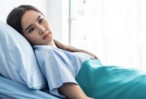 Po dwunastu dniach pogrążenia w ciemności, która bardziej przypominała bycie żywcem pogrzebanym niż sen, obudziłam się i usłyszałam szept mojego syna: — Mamo… tata czeka, aż umrzesz. Proszę, nie otwieraj oczu.