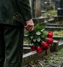 Co roku ten sam mężczyzna pojawiał się na tym starym cmentarzu w mroźnym deszczu, zawsze sam, zawsze milczący. Pewnego dnia lokalna dziennikarka postanowiła odkryć, co kryje się za tym tajemniczym spotkaniem. Potajemnie podążyła za miliarderem na cmentarz, pewna, że odkryje szokującą tajemnicę. To, co usłyszała tego dnia, zmroziło jej krew w żyłach.