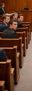 Ciężkie drzwi sali sądowej otworzyły się z przeciągłym skrzypnięciem, które przecięło ciszę niczym ostrze. Dźwięk odbił się od wysokiego sufitu i marmurowych ścian, sprawiając, że wszyscy obecni odruchowo odwrócili głowy.