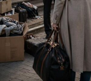 Mój mąż przyprowadził do domu swoją kochankę i z lodowatym spokojem oznajmił, że wyrzuca mnie z naszego życia. Był przekonany, że wszystko zaplanował perfekcyjnie i że już nic nie może zagrozić jego nowemu szczęściu.