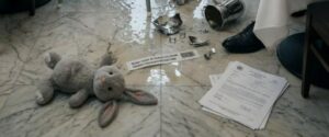Milcząca córka miliardera chwyciła mnie obiema rękami za fartuch i krzyknęła: „Mamo!” na środku restauracji, gdzie kazano mi nie patrzeć jej ojcu w oczy – a jej zabawka wyjawiła prawdę.