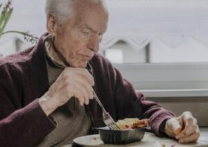 W dniu moich siedemdziesiątych urodzin własny syn postawił przede mną miskę z psią karmą i roześmiał się tak głośno, jakby właśnie opowiedział najlepszy żart swojego życia. — Darmozjady też muszą coś jeść — rzucił z uśmiechem.