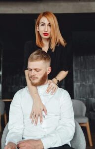 Moja mama ostatnio ma dziwne siniaki, ale zarówno ona, jak i moja żona powiedziały, że nie wiedzą, skąd się wzięły. Ustawiłem kamerę i to, co zobaczyłem później, mnie zszokowało.