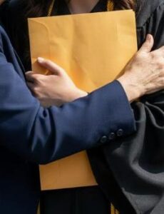 Na mojej ceremonii ukończenia studiów mój ojciec wstał na oczach wszystkich i postanowił mnie zniszczyć. „Powinnaś przestać mówić ludziom, że jesteś Richards” – powiedział chłodno.