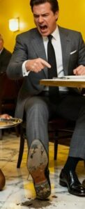 „Na kolana i wyczyść moje buty, nędzo!” — wrzasnął miliarder do kelnerki. Odpowiedź, którą usłyszał, wstrząsnęła nim do głębi…