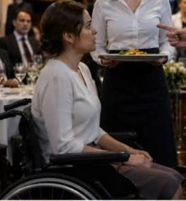 „Kto wpuścił do mojej restauracji tę dziewczynę na wózku inwalidzkim? Ona psuje cały widok!” — kierowniczka luksusowej restauracji próbowała upokorzyć i wyrzucić gościnię, nie mając pojęcia, czym zakończy się dla niej ta decyzja…