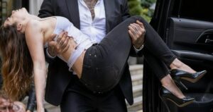 Wysłała SMS-a o treści „Złamał mi żebra” na zły numer – i szef mafii pojawił się osobiście.