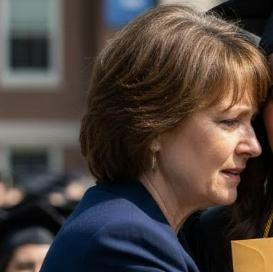 Na mojej ceremonii ukończenia studiów mój ojciec wstał na oczach wszystkich i postanowił mnie zniszczyć. „Powinnaś przestać mówić ludziom, że jesteś Richards” – powiedział chłodno.