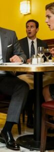 „Na kolana i wyczyść moje buty, nędzo!” — wrzasnął miliarder do kelnerki. Odpowiedź, którą usłyszał, wstrząsnęła nim do głębi…