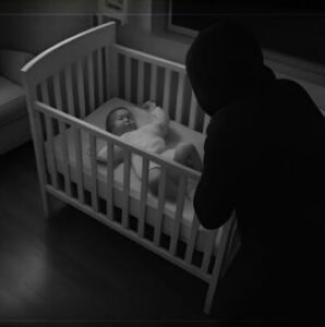 Niania zaczęła zauważać coś, co z każdym dniem coraz bardziej ją niepokoiło. Za każdym razem, gdy zmieniała pieluszkę dziecku, na jego ciele pojawiały się dziwne ślady. Początkowo wydawało się jej, że to przypadek. Potem — że może podrażnienie skóry. Ale w końcu zrozumiała, że to nie jest normalne.