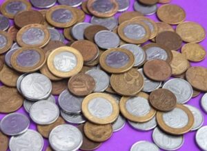 Drzwi szpitalnego oddziału ratunkowego otworzyły się z hukiem, a do środka wszedł drobny chłopiec w za dużych, znoszonych ubraniach. Był zupełnie sam. Jedną ręką trzymał się za brzuch, drugą opierał o ścianę, jakby brakowało mu sił. Jęczał cicho z bólu. Ale kiedy lekarze odkryli, co znajdowało się w jego wnętrzu, zamarli z przerażenia…