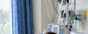 Córka sprzątaczki leżała obok milionera w śpiączce... i odkryła sekret jego narzeczonej, która nie chciała, żeby się obudził. A potem mała dziewczynka powiedziała i zrobiła coś nieoczekiwanego, co całkowicie zszokowało jego narzeczoną.
