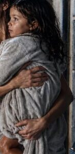 Najbogatszy człowiek w Ameryce odnalazł swoją córkę w aptece… i odkrył, że ktoś przez lata wymazywał ją z jego życia