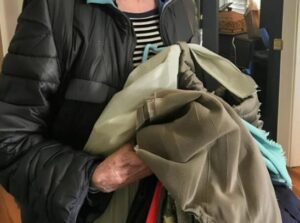 Myślałam, że moja teściowa oddaje moje stare ubrania na cele charytatywne, ale prawda, która wyszła na jaw, wywołała we mnie autentyczny strach i niedowierzanie.