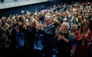 Młoda dziewczyna przyszła na konkurs muzyczny, aby wystąpić ze starymi, prawie zepsutymi skrzypcami: wszyscy tylko się z niej śmiali, a nawet próbowali zrzucić ją ze sceny, ale wkrótce dziewczyna zrobiła coś, co zszokowało całą publiczność...