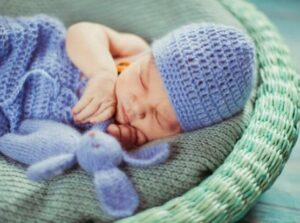 Na moim baby shower teściowa zamieniła uroczystość w scenę jak z koszmaru. Ogłosiła, że sama wybierze imię dla dziecka, a kiedy odmówiłam, wpadła w szał i zniszczyła wszystkie prezenty. Kilka minut później wydarzyło się coś, co zakończyło się tym, że policja wyprowadziła ją w kajdankach…