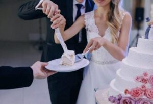 W dniu mojego ślubu moja siostra wszystko zepsuła. Ochlapała szampanem kamienny mur posiadłości, roztrzaskała tort weselny i krzyknęła przy wszystkich: „Tym się płaci za poczucie wyższości nad wszystkimi!”