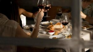 Tego wieczoru restauracja była pełna gości: śmiech, toasty, brzęk kieliszków. Wszystko wydawało się odświętne i uroczyste… aż do momentu, gdy drzwi się otworzyły i weszłam do sali w frotowym szlafroku i kapciach z różowymi pomponami. Kelner, widząc mnie, początkowo był zdziwiony: czy to żart, czy jakaś wariatka postanowiła wkraść się na bankiet? To była uroczystość z okazji naszej piętnastej rocznicy ślubu z moim mężem.